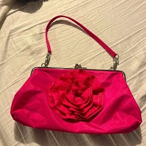 Cute vintage pink purse 👛 clasp closure rose on front and small pocket inside